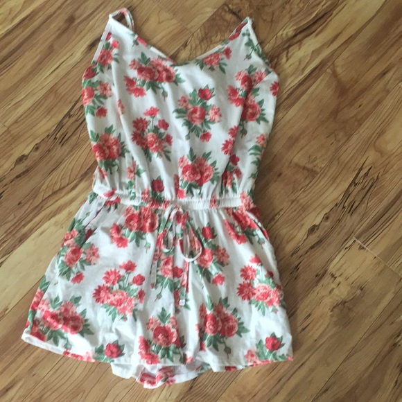 just be Other - Romper flowers size m women’s cute summer outfit